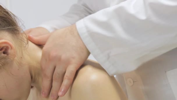 Doctor masajista haciendo masaje en el cuello de la chica — Vídeos de Stock