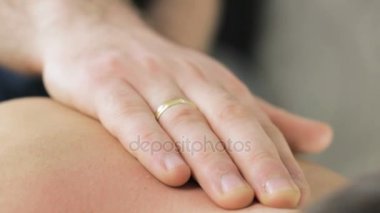 Doktor el ile terapist muayene et vertebra omurga