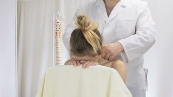 Медицинский массаж шеи девушка сидит — стоковое видео