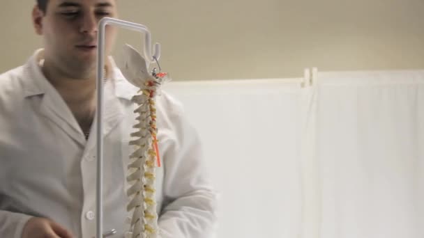 Le médecin parle de clinique de la colonne vertébrale — Video