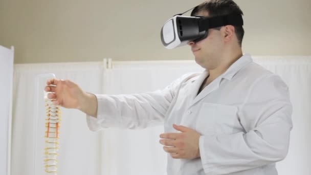 Médico con gafas de funcionamiento simulador de realidad virtual — Vídeo de stock