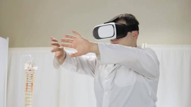 Врач, работающий в виртуальной реальности, больница нового поколения — стоковое видео