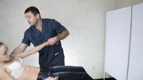 Doktor chiropractor hasta yükseltir sonra manuel terapi bir genç kadındı — Stok video