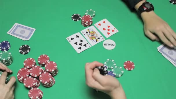 Игра чипы казино Техаса покер, на зеленом столе — стоковое видео
