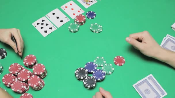 Победа в картах, играть в техасский покер в казино — стоковое видео
