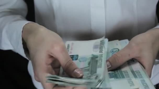 De vrouw telt een grote som geld, de Russische roebel — Stockvideo