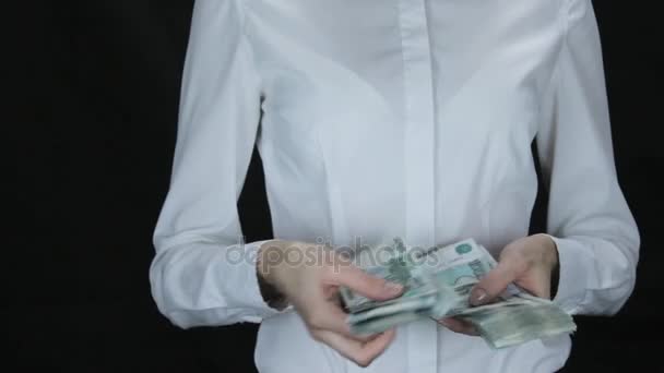 Mujer vacilante cuenta el dinero, un rublo ruso — Vídeo de stock