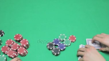 İskambil kartları, yeşil masa poker oyunu dağılımı
