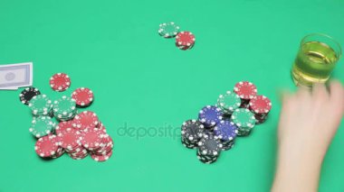 Bir bardak viski poker oyunu