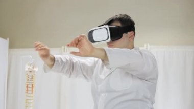 Doktor bir sanal gerçeklik simülatörü işlemi ile çalışır