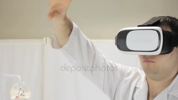 Ο γιατρός που εργάζεται στην εικονική πραγματικότητα, γυαλιά εικονικής πραγματικότητας στο νοσοκομείο — Αρχείο Βίντεο