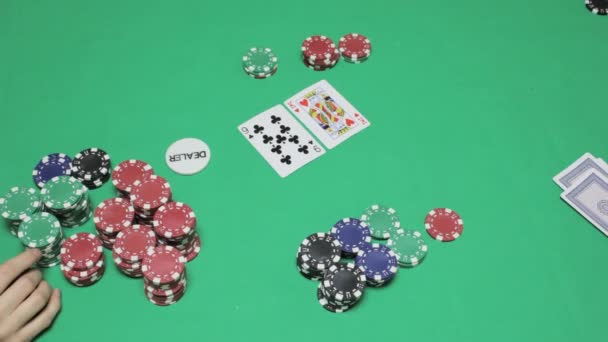 Разложенные карты флоп, играть в техасский покер в казино — стоковое видео