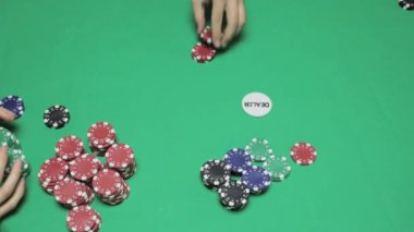 Poker oyununda yeşil masaya bahis