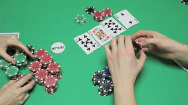 Texas holdem poker masasında gergin bir anı
