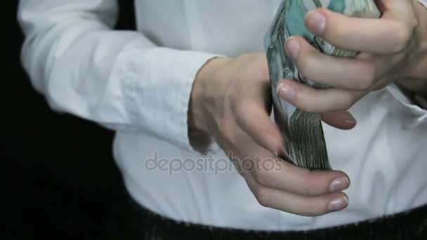 Pacote de dinheiro russo nas mãos de mulheres close-up — Vídeo de Stock