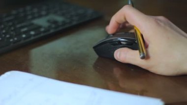 Yansıma bir bilgisayar ve fare ile bir tablo üzerinde çalışır