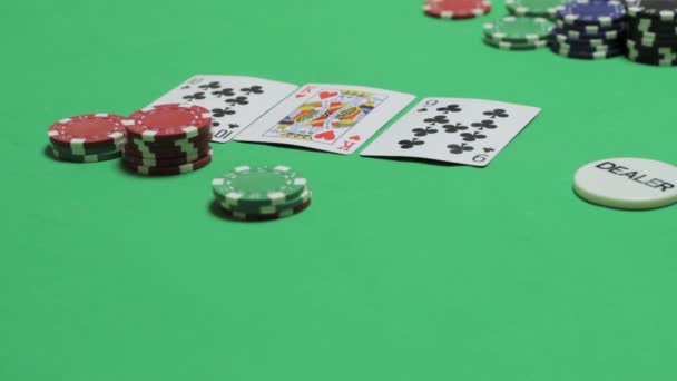 Texas Poker, colocando algumas cartas na mesa, flop — Vídeo de Stock