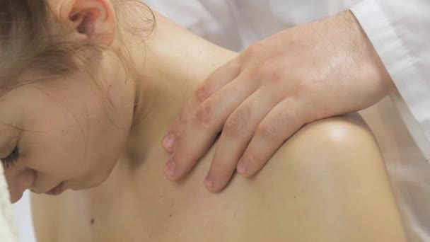 Massage der oberen Wirbelsäule Mädchen Nahaufnahme — Stockvideo