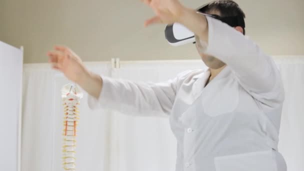 Ο γιατρός διεξάγει μια εικονική χειρουργική επέμβαση, γυαλιά εικονικής πραγματικότητας — Αρχείο Βίντεο