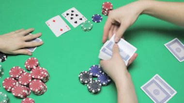 Masa poker için üç kart flop vardır.