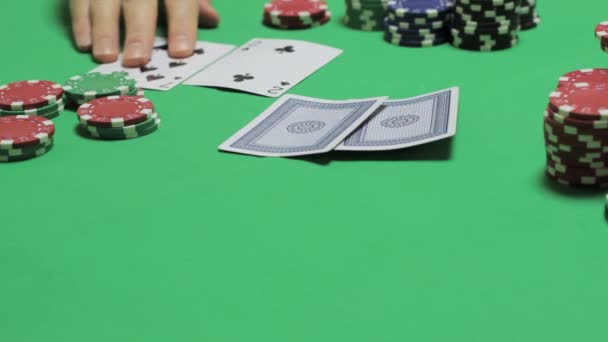 Fördelningen av spelkort i ett underjordisk casino, pokerspel — Stockvideo
