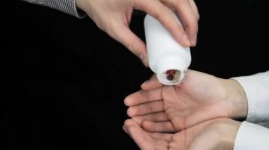 Hasta bir sürü tıp hapları alıyor