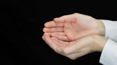 Hapları açık eline bırakma