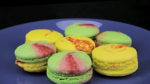 旋转板上的黄色和绿色蛋白杏仁饼干 — 图库视频影像