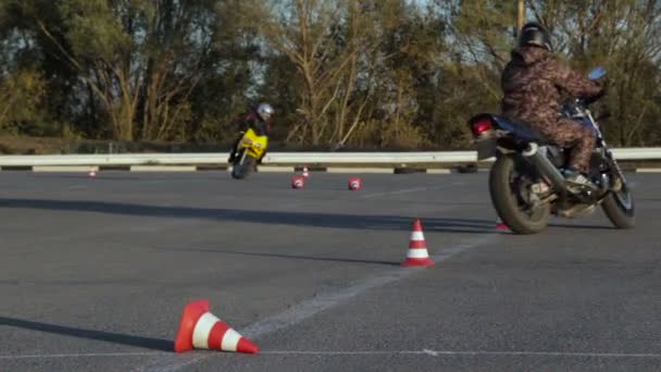 Motorrad Fahrstunden zwischen Verkehrskegeln moto gymkhana Motorradfahrer — Stockvideo