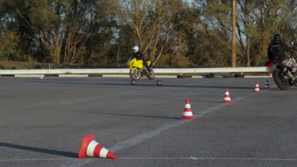 Lipetsk, Rusland - 17 September 2016: concurrentie de Moto gymkhana. Motorfiets rijden lessen tussen verkeer kegels Moto Gymkhana motorrijders — Stockvideo