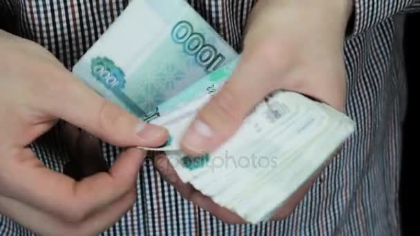 Een man telt Russische geld, close-up — Stockvideo