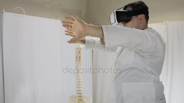 Обучение студента-медика в очках виртуальной реальности — стоковое видео