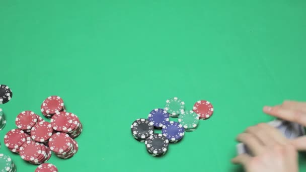 Mélange de cartes à la table de poker — Video