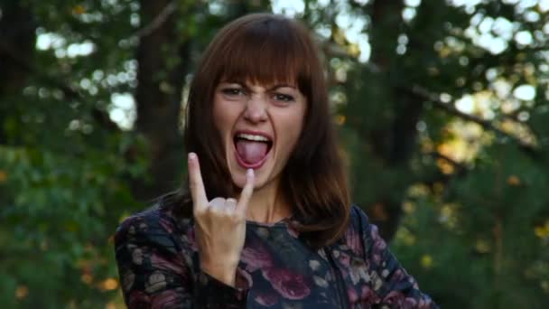 Belle jeune fille attrayante montre la langue et Gesture Rockers — Video