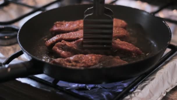 Говяжье мясо на сковородке — стоковое видео