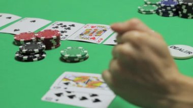 Bir kumarhane, bir gergin anı, dananın kuyruğu Texas poker