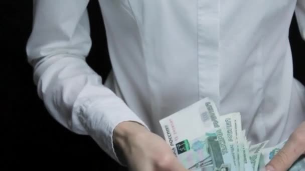 Жінка дивиться гроші і шукає підробок, російських рублях — стокове відео