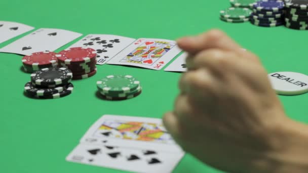 Техасский покер в казино, напряженный момент, разборки — стоковое видео