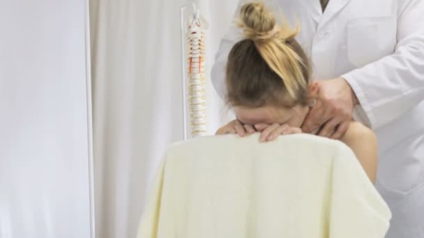 Медицинский массаж верхней части позвоночника в кресле — стоковое видео