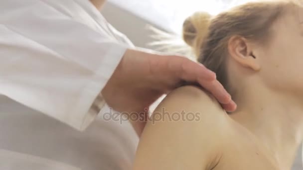 Kadın bedeninin üst kısmında masaj masör — Stok video
