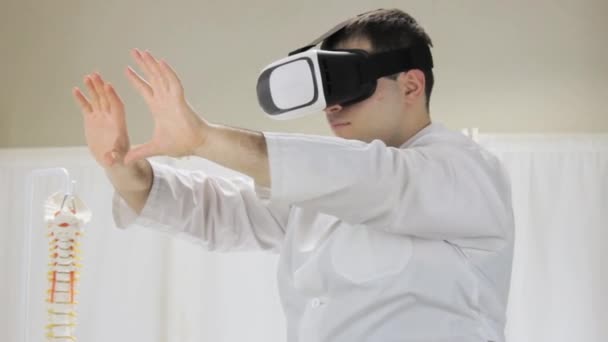 Студент вивчає медицину через окуляри віртуальної реальності — стокове відео