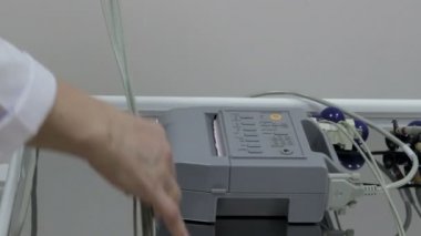 EKG cihazı kardiyogram sensörleri doktoru kardiyolog alır