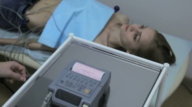 Doktor kardiyogram kız hakkında kaydetmek için bilgisayar aparatı açmak
