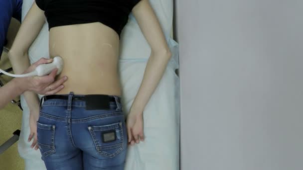 Doktor dělá holka ledvin ultrazvukem — Stock video