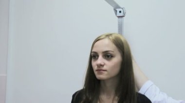 Doktor kız cetvel tarafından büyüme ölçer
