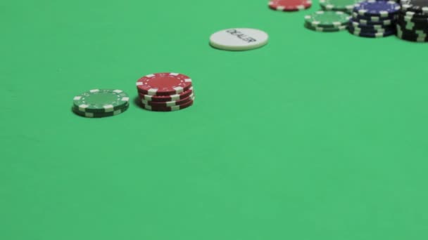 Satsa marker på underjordiska casino, kort spel poker — Stockvideo