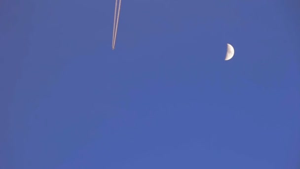 The plane flies close to the moon, leaving a trail — Stock Video