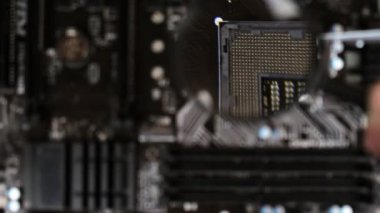 Soket analizini bir büyüteç ile anakart cpu