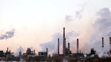Büyük endüstriyel tesis, duman atmosfer boru
