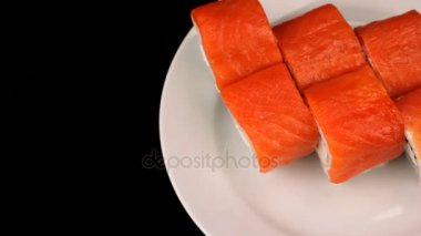 Philadelphia rulo siyah arka plan üzerine bir tabak üzerinde dönen